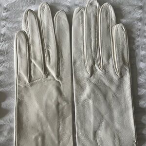 Authentic vintage white leather gloves. Excellent condition.
